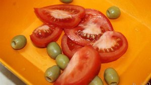 Салат с копченым свиным балыком и овощами