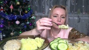МУКБАНГ ПЮРЕ С КОТЛЕТАМИ ДОМАШНИМИ, КАПУСТА СОЛЕНАЯ,ОГУРЦЫ///Mukbang еда на камеру//Русский мукбанг