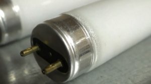 Почему у люминесцентной лампы свечение на одном конце