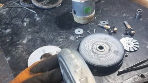 Пылесос Karcher WD 2 почему сильно  гудит?!