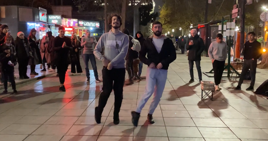 Грузины 2023. Тбилиси 2023. 3 Парня танцуют лезгинку. Чеченец парень который танцует лезгинку. На Адмиралтейской танцуют лезгинку.