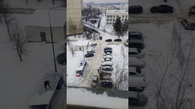 Мигранти работающие дворником южное бутово в марозе убирают снег. смотреть онлайн