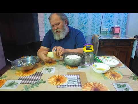 Сижу за столом и делаю салат . Прибежал кот и начал мне помогать готовить. Получилось вкусно и сытно