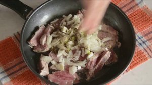 Тушеная говядина с грибами — видео рецепт