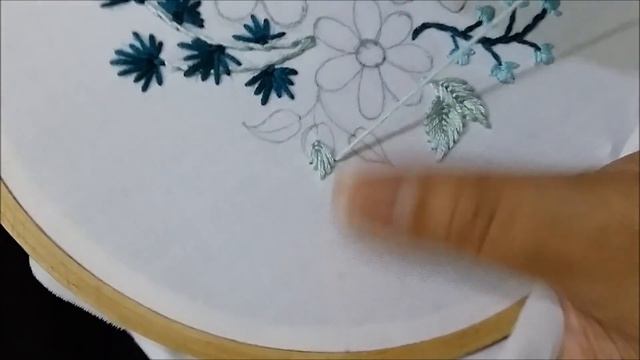 Hand embroidery of flowers with criss cross lazy daisy stitch смотреть онлайн