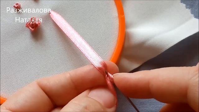 МК. Колониальный узелок и маленькая розочка. Вышивка лентами. A small rose. Embroidery with ribbons смотреть онлайн