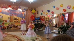 выступление дочки в детском саду "Теремок" города Муравленко с песне "Лети-лети лепесток"