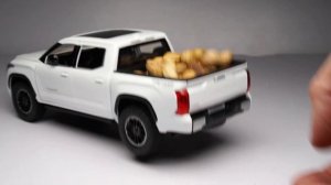 Unboxing of Toyota Tundra Diecast 1:24 Scale Model