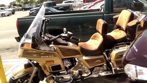 Мотоцикл Honda Gold Wing против Harley Davidson США