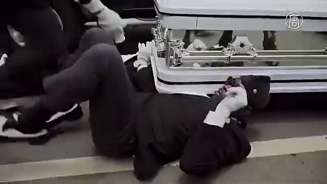 Рассказали зачем так хоронят. Весёлые похороны танцы с гробами на плечах смотреть онлайн