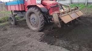 тяжёлая работа трактора т-16 с самодельной почвофрезой захват 1.70