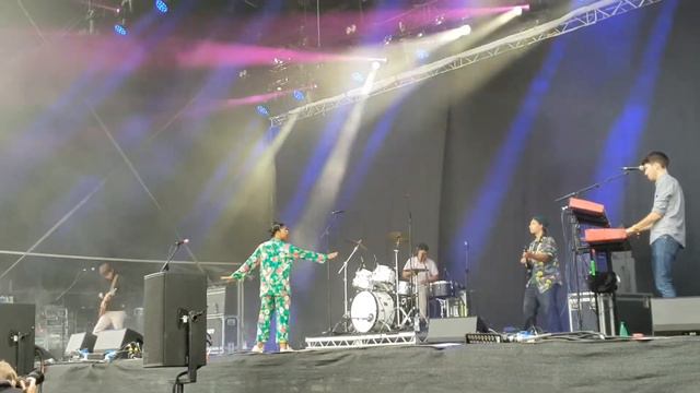 Hollie Cook смотреть онлайн