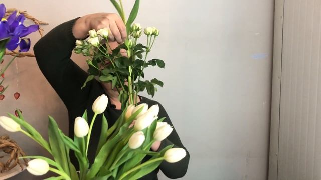 ВЕСЕННИЙ БУКЕТ ИЗ ТЮЛЬПАНОВ. ФЛОРИСТИКА ДЛЯ НАЧИНАЮЩИХ смотреть онлайн