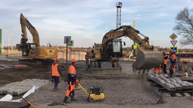 Уплотнение щебня под железнодорожным переездом смотреть онлайн