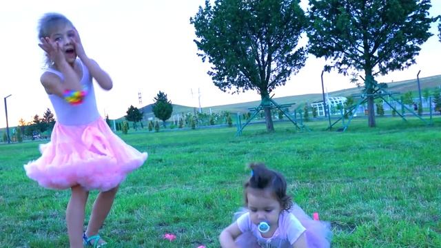 Эмилюша и Пупс Данилюша Надувают и Выпускают Воздушные Шары смотреть онлайн