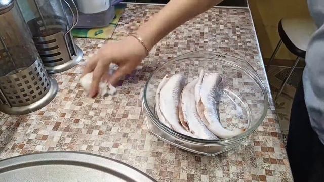 Рыба хек в духовке. Как чистить рыбу хек? смотреть онлайн