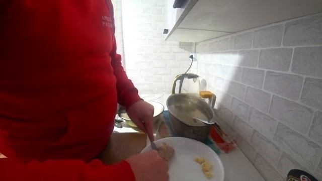 ДОМ В ДЕРЕВНЕ БОНДАРЕЙ! ПРИГОТОВИЛ ДИЕТИЧЕСКИЙ ХОЛОДЕЦ! УБИРАЕМ СНЕГ С КРЫШ... смотреть онлайн