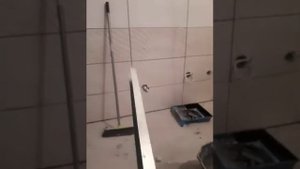 Ванна своими руками 3. Укладка плитки с помощью направляющего профиля