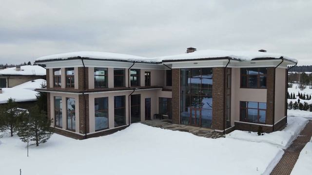 Короткий обзор современного дома с панорамным остеклением в поселке премиум-класса «Графские Пруды» смотреть онлайн