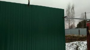 Забор из профлиста, делаю и разгружаю листы сам, без помощников.