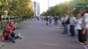 Уличный гитарист-виртуоз - Бах на гитаре!