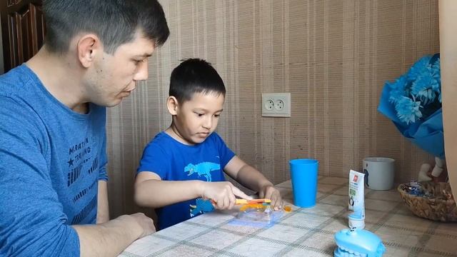 Как правильно чистить зубы? | Папа учит чистить зубы. смотреть онлайн