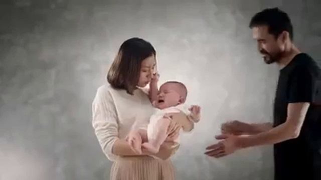 У этого малыша умерла мама и когда мужчина в чёрной рубашке взял и у малыша поменялись эмоций ☺️ смотреть онлайн