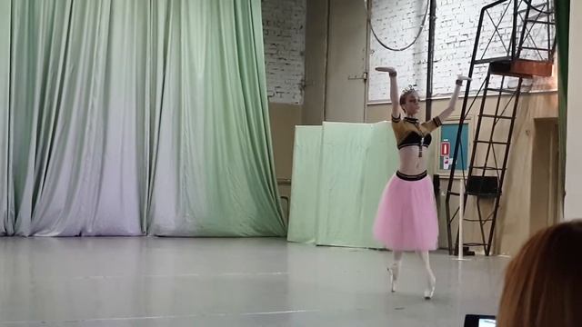 Вариация "Ники" из балета Баядерка. Хореограф. Мариуса Питипа. Исполнитель Алина Николаева смотреть онлайн