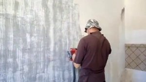 Снятие шпатлевки со стен с помощью специальной машинки