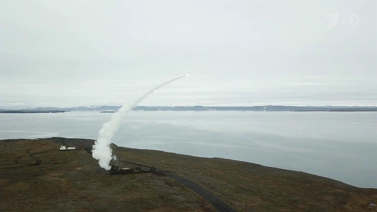 Зенитчики Северного флота провели первые стрельбы из арктических ракетных комплексов "Тор"