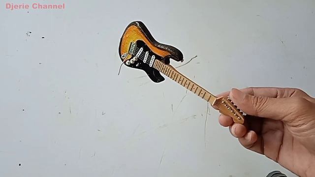 Mini Guitar Fender Stratocaster Sunburst Custom смотреть онлайн