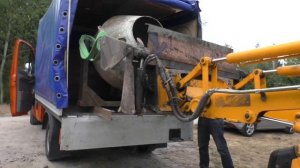 Разгрузка с помощью JCB 1CX крупногабаритной бетономешалки