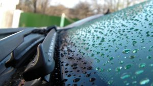 Чудо средство для улучшения обзорности в автомобиле. Замена резинок на оригинальных дворниках..mp4