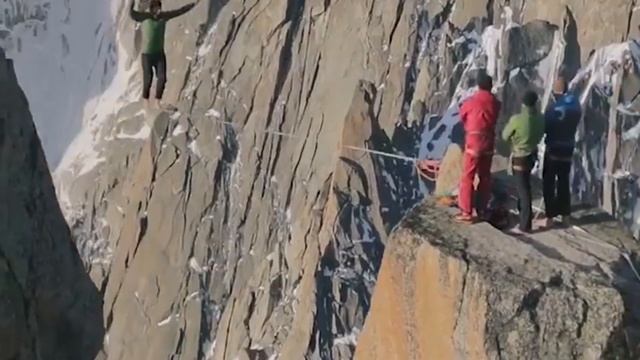 НАД ПРОПОСТЬЮ В ГОРАХ - ЗАВОРАЖИВАЮЩЕЕ ЗРЕЛИЩЕ КАНАТОХОДЕЦ НА ОГРОМНОЙ ВЫСОТЕ смотреть онлайн