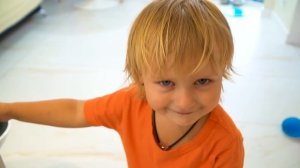 Марго учит с малышом как правильно ухаживать за мамой