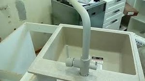 Смеситель для кухни в одном корпусе с краном для фильтра.