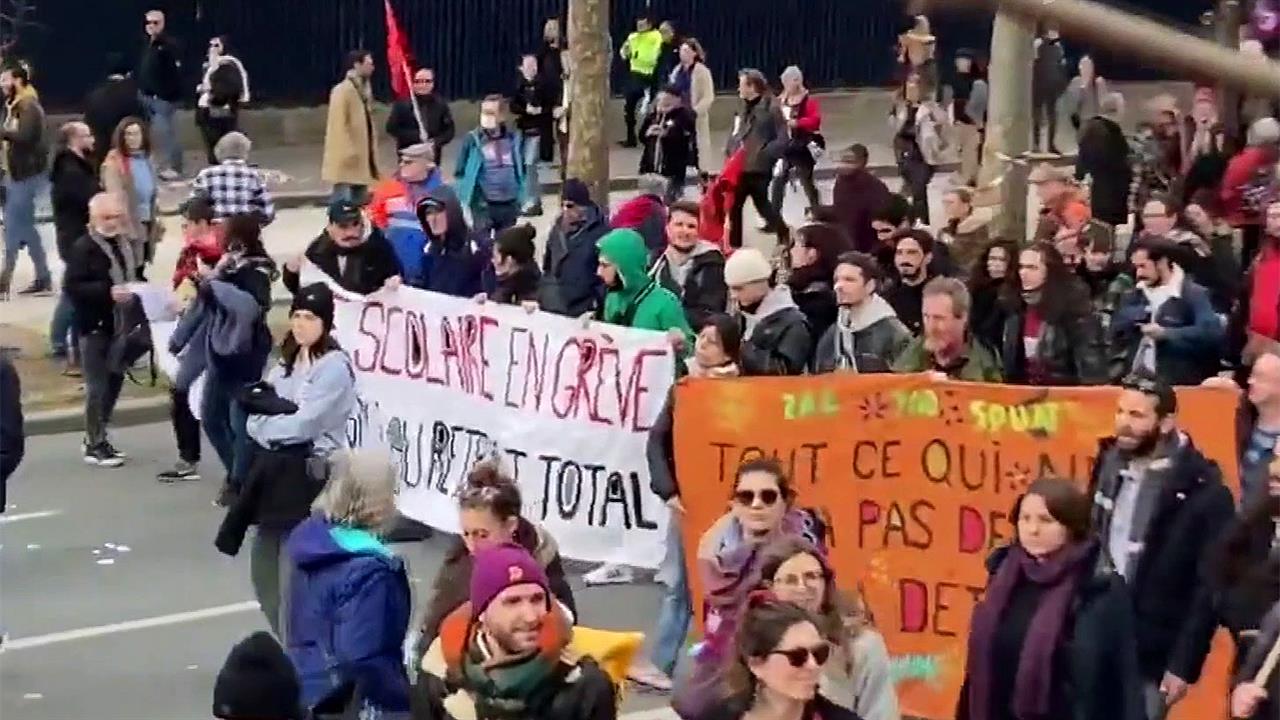 В Великобритании и Франции проходят массовые протесты
