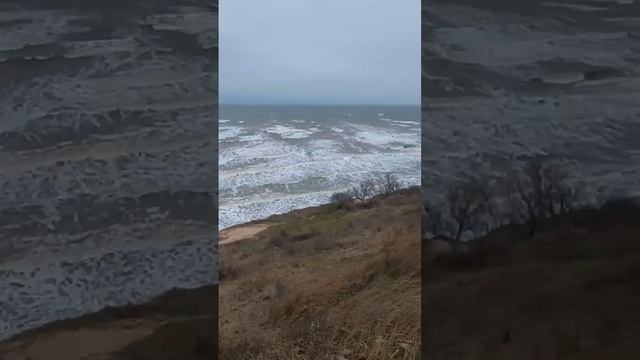 Керченская паромная переправа не работает уже сутки из-за ураганного ветра