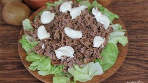 Салат с говядиной и киви