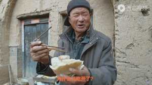 Дед 10 лет не ел мяса. Навещаем стариков в деревне и угощаем мясом.