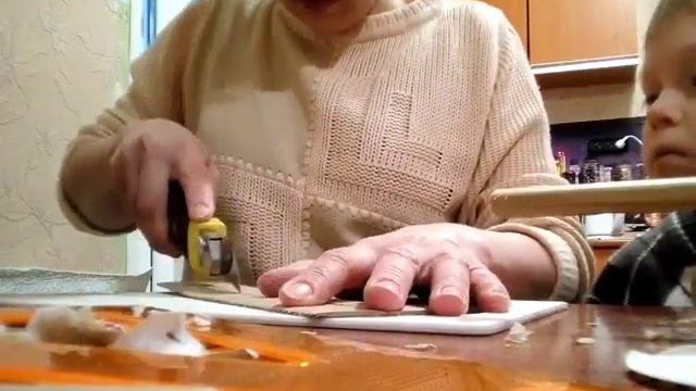 Впереди 23 февраля... Процесс создания картонного танка. Миша помогает :)