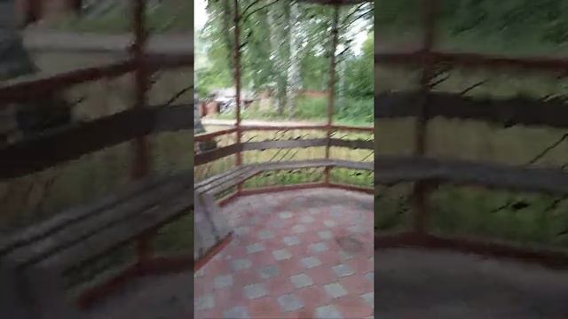 Красивый дом — кирпичный с зелёной крышей, оградками и беседкой — в нижней зоне Академгородка, смотреть онлайн