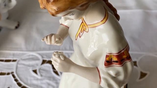 Девушка у плетня «Гадание на ромашке». Полонне ЗХК Статуэтка фарфор СССР высота 30см. смотреть онлайн