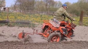 Мотоблок Беларус 08 МТ с приставкой. Пашем плугом с отвалом выкопщиком.