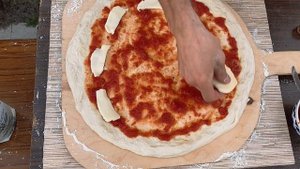 Пицца в помпейской печи на дровах рецепт.