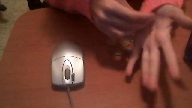 Секрет фокуса "Монета сквозь дно бутылки" смотреть онлайн