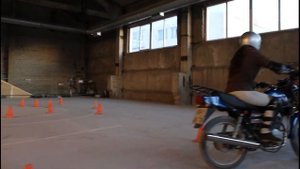 Мотошкола МотоДрайв. Упражнение для экзамена "змейка".