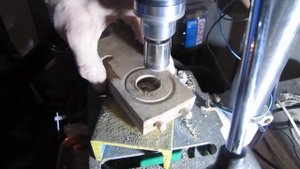 отверстие в доске вырезать большого диаметра