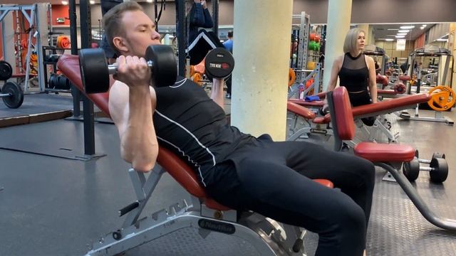 Сгибания рук с гантелями с супинацией на наклонной скамье в 60 градусов смотреть онлайн
