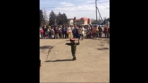 Маленький казак крутит шашки